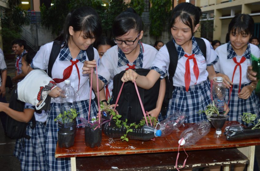  Hội Sinh viên IUH thực hiện chương trình “1+1”: Tái sử dụng chai nhựa thành chậu cây xinh xắn