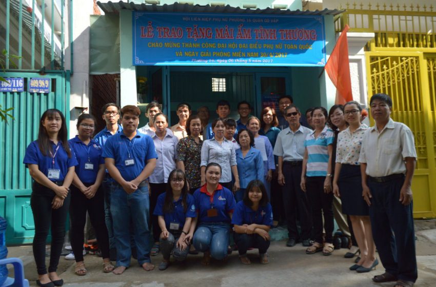  Đội Công tác Xã hội Trường Đại học Công nghiệp TP.HCM cùng chính quyền phường 16, quận Gò Vấp trao tặng Mái ấm tình thương cho hộ dân nghèo